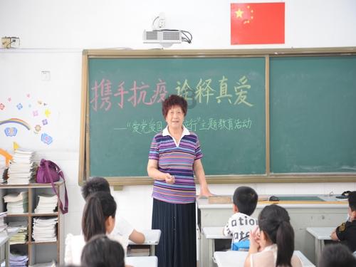 婆婆用儿媳盖头给将出世宝宝做包被