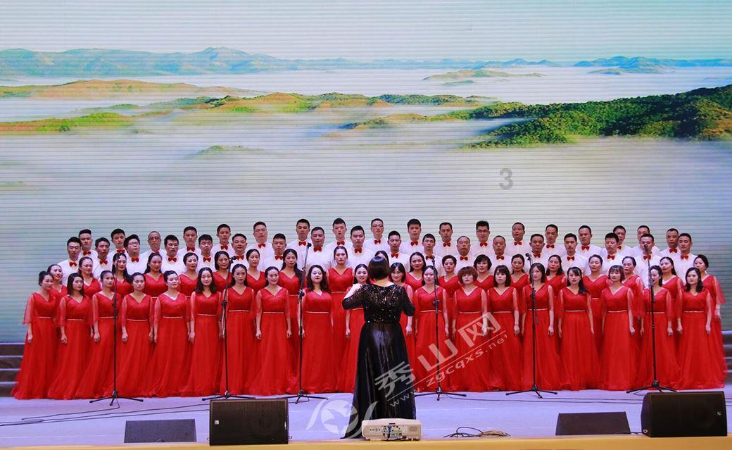 狗狗被扔在路边，淋着雨一脸无辜相，宠主：看你还敢拆家不？