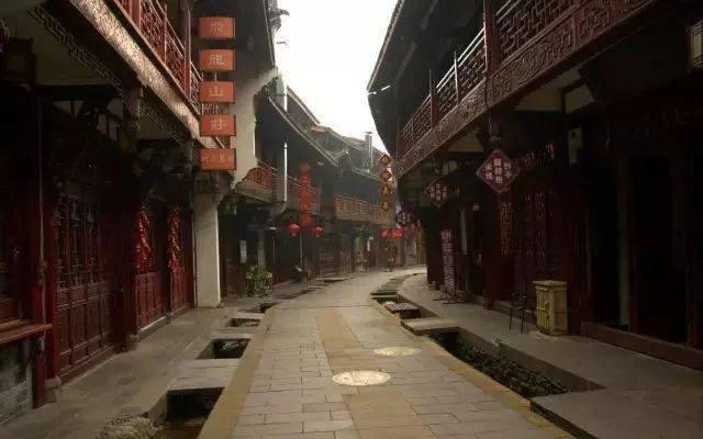那些无法复刻的瞬间，轮椅男孩被高高举起，像余华举起了他的铁生